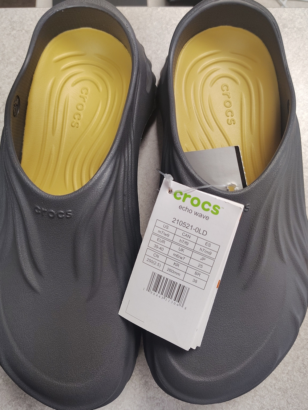 CROCS Echo Wave Clog in Gray with Yellow Insole Size M7/W9